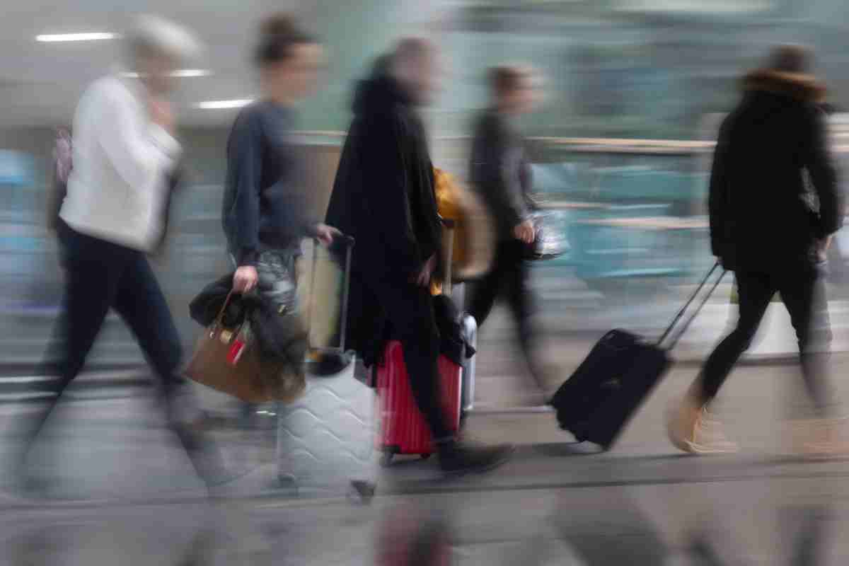 persone corrono in aeroporto