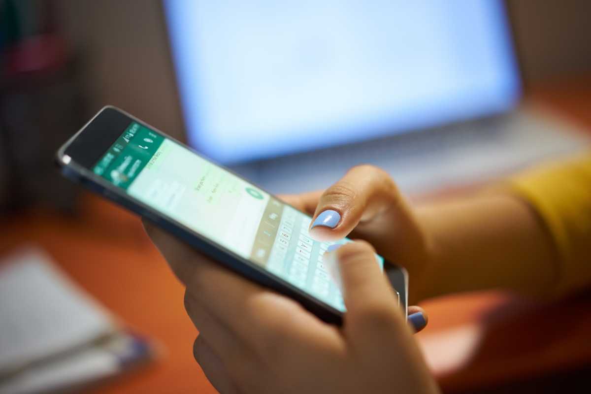 dettaglio di una ragazza che usa whatsapp