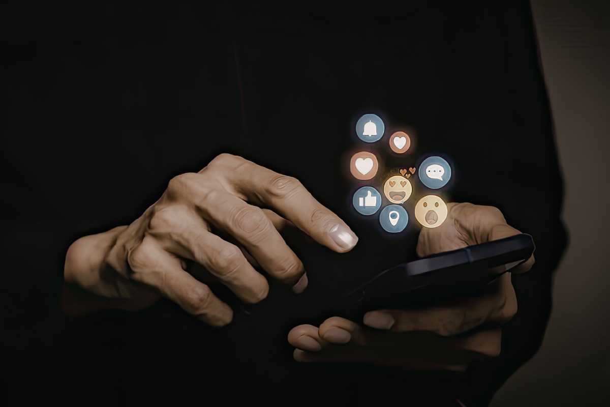 mano usa il cellulare e le sue applicazioni