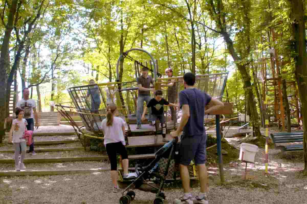 famiglie al parco divertimenti dei pioppi