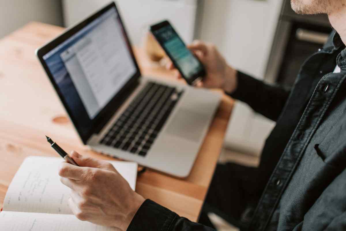 mano smanetta col cellulare