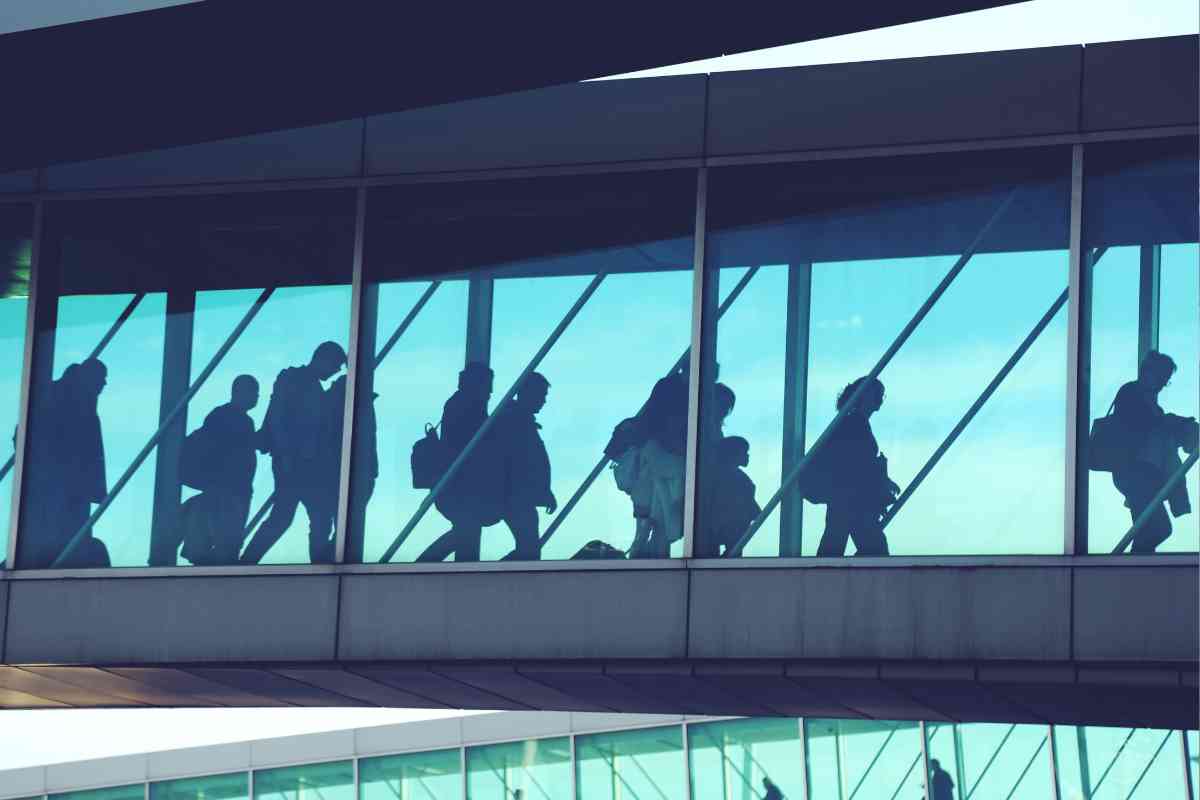 persone in aeroporto pronte all'imbarco