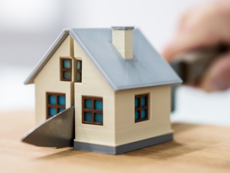 rappresentazione di una casa separata in due dopo un divorzio