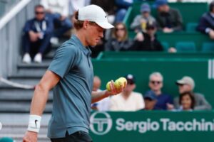 Jannik Sinner durante una partita di tennis